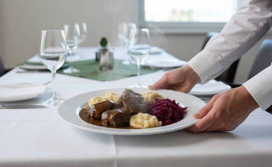 Jak dopasować śląskie menu na komunię i chrzciny do liczby gości i formatu uroczystości