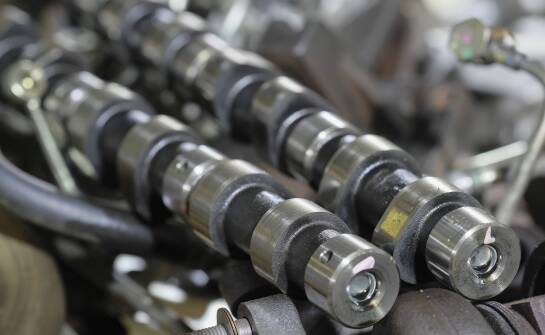 Jak warstwa PTFE ogranicza tarcie i zużycie metalowych części w motoryzacji