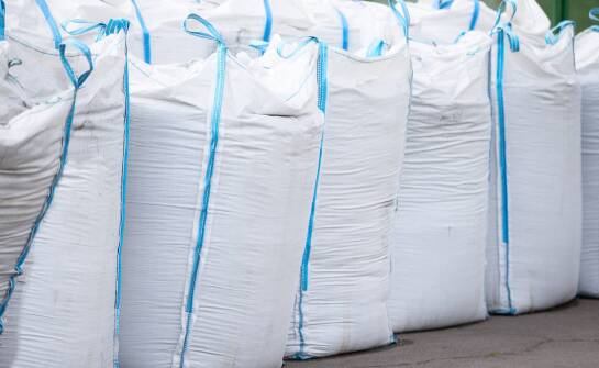 Dobór worka big bag do polan, zrębek i trocin w magazynie i transporcie