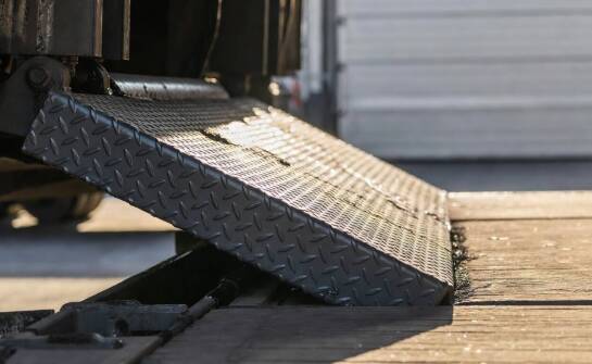 Jak działa hydrauliczny pomost przeładunkowy i od czego zależy jego płynna praca