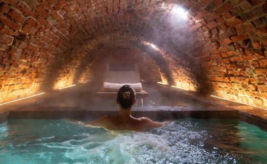 Strefa wellness z basenem hydromasażowym w hotelu — dlaczego pobyt w centrum miasta wymaga innego rytmu relaksu