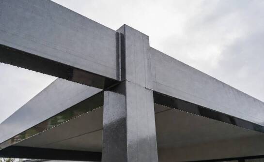 Stalowa pergola na tarasie i przy podjeździe — od czego zależy trwałość w polskich warunkach