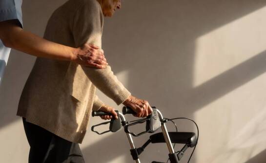 Jak opieka pielęgniarska, rehabilitacja i codzienna pomoc wspierają seniora z chorobą przewlekłą