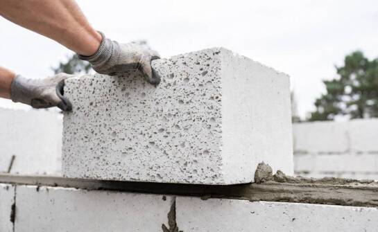 Jak czytać parametry cieplne i wytrzymałościowe bloczków z betonu komórkowego