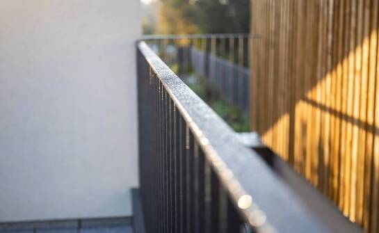 Jak dobrać balustradę do balkonu lub schodów w domu na Podkarpaciu, żeby pasowała do elewacji i ogrodzenia