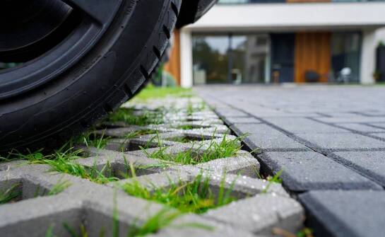 Kiedy kostka, Jomb i płyty ażurowe sprawdzają się na podjazdach i parkingach