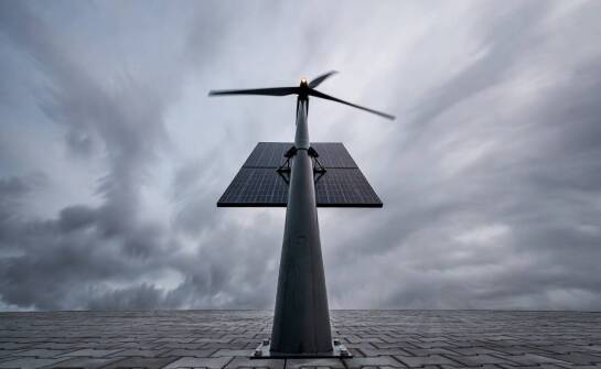 Dlaczego hybrydowa latarnia solarno-wiatrowa utrzymuje światło tam, gdzie sama solarna słabnie