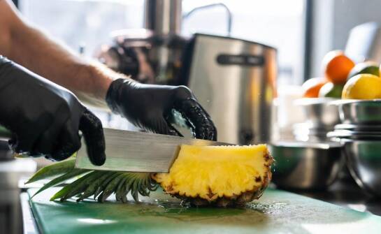 Jak przygotować ananasa i inne owoce do wyciskarki wolnoobrotowej, by utrzymać tempo pracy w gastronomii