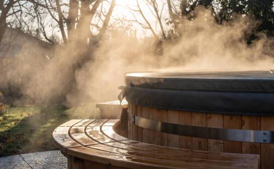 Jakie akcesoria do drewnianego jacuzzi mają realny wpływ na wygodę i trwałość
