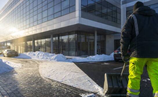 Jak przygotować zimowe utrzymanie chodników i parkingów przy obiektach firmowych w Pile