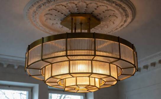Projekt lampy Art Déco na wymiar: jak wysokość sufitu i wykończenie zmieniają efekt