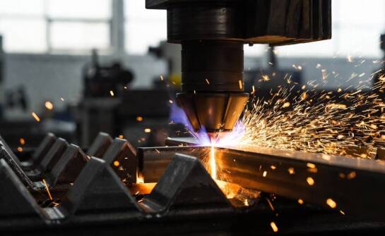Laser czy cięcie wodą? Jak grubość i rodzaj metalu wpływają na wybór metody