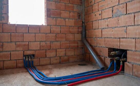 Od projektu do odbioru — jak przebiega montaż domowej instalacji wodno-kanalizacyjnej