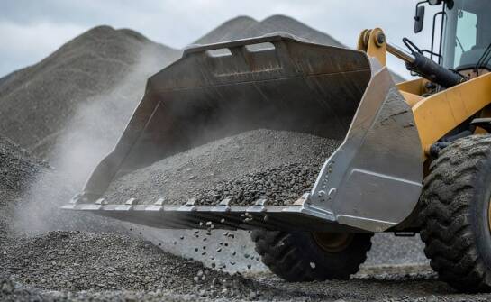 Dlaczego łyżka ładowarki kołowej pracuje inaczej niż osprzęt koparkowy przy materiale sypkim