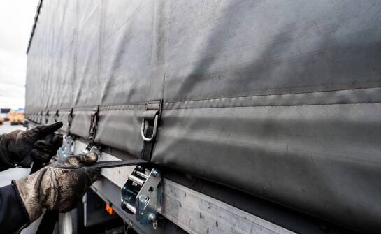 Dlaczego sama gramatura nie wystarcza przy doborze PCV do plandek transportowych