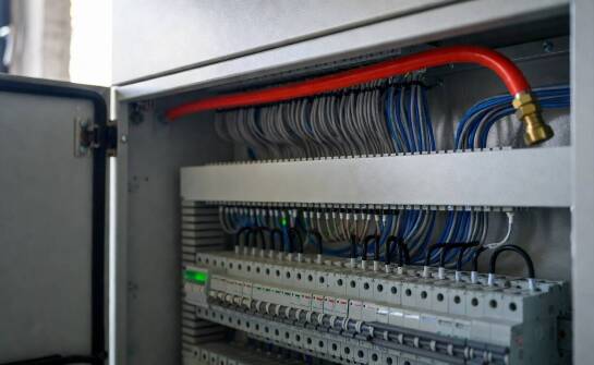 Co dzieje się w szafie elektrycznej od przegrzania do uruchomienia systemu gaszenia