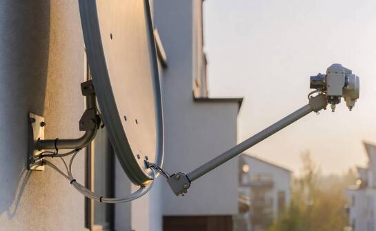 Telewizja satelitarna bez abonamentu — co trzeba mieć i kiedy ma sens