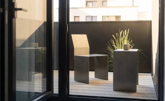 Mały balkon w nowym łódzkim mieszkaniu — kiedy 3 m² naprawdę wystarcza?