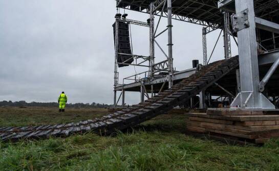 Jak rekonesans terenu wpływa na plan nagłośnienia, sceny i oświetlenia przy imprezie masowej