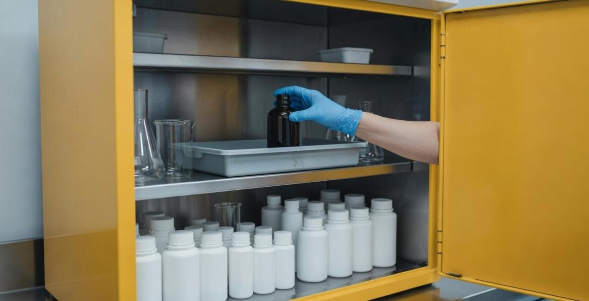Jak uporządkować magazynowanie substancji chemicznych w laboratorium, by uniknąć niezgodnych połączeń