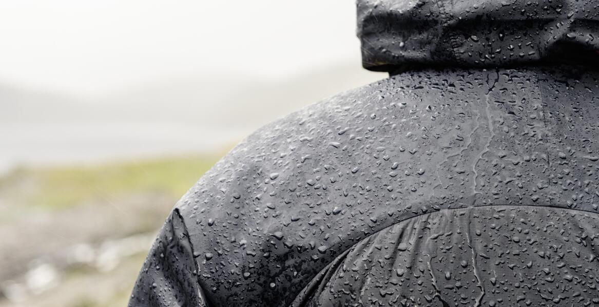 Jak membrana Gore-Tex zachowuje się podczas długiego marszu w deszczu i wietrze