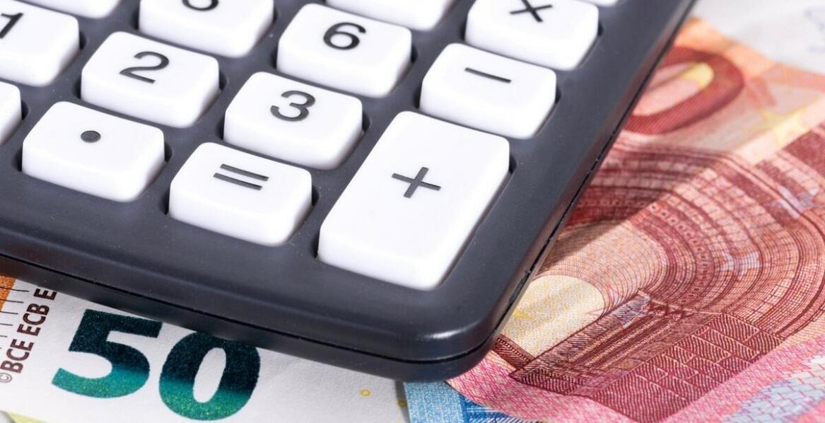 Jak ocenić opłacalność wymiany walut w kantorze przy granicy, zanim podasz banknoty