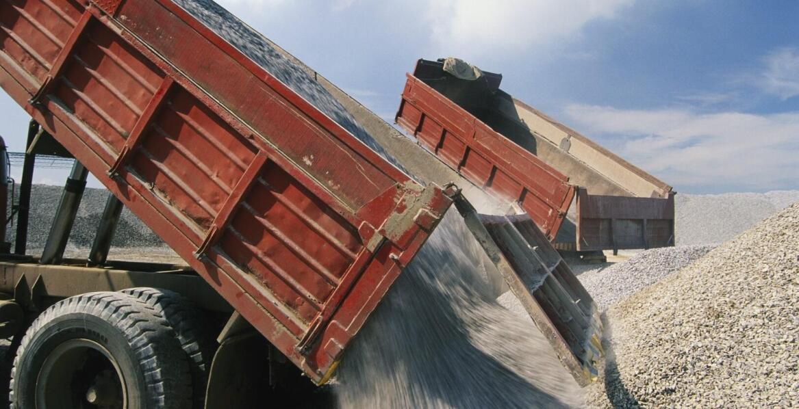 Jak przebiega transport materiałów sypkich?