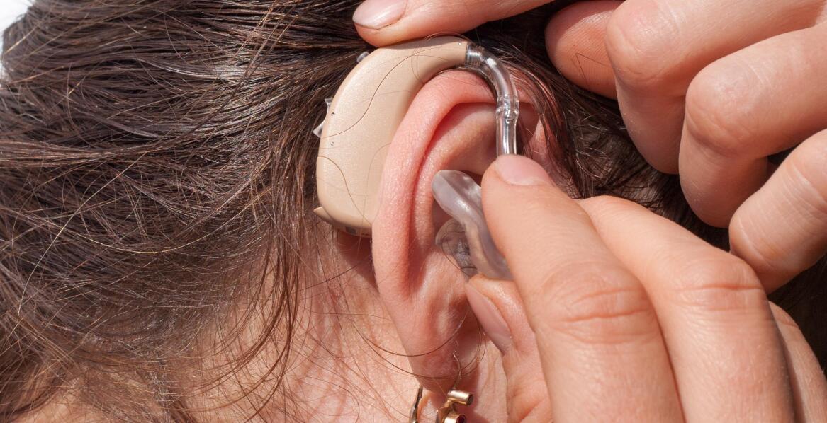 Dlaczego profesjonalne czyszczenie i konserwacja aparatów słuchowych są tak ważne?