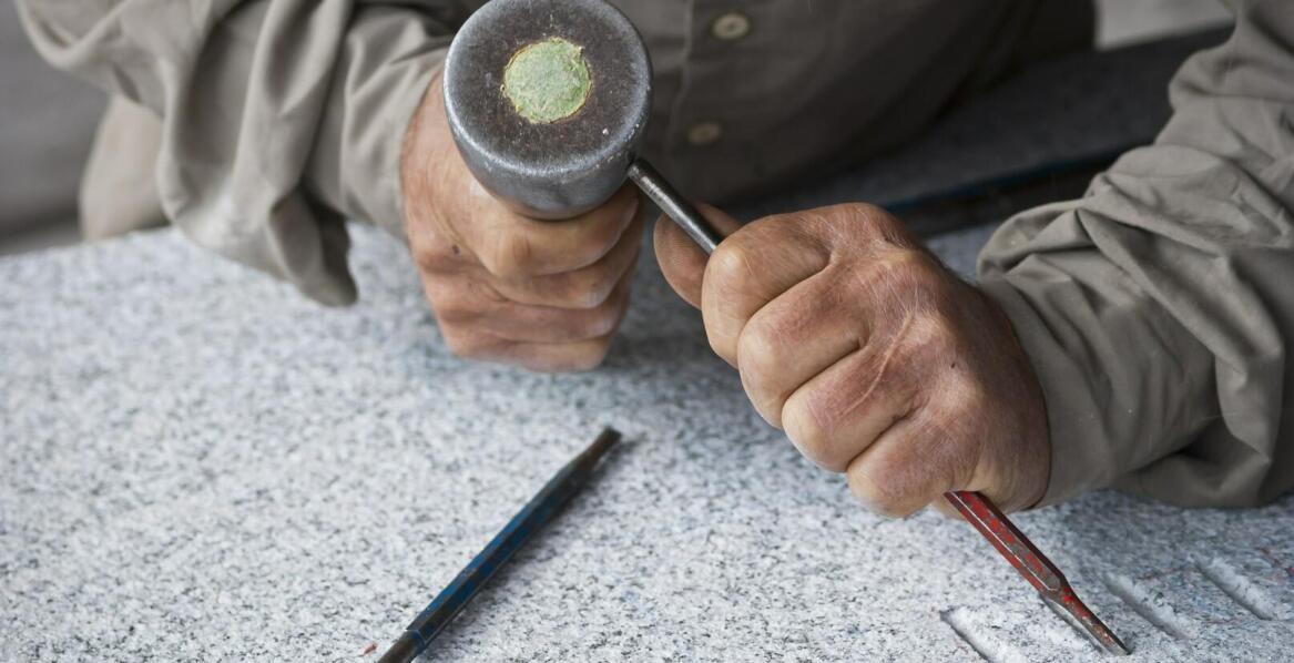 Napisy nagrobkowe jako jeden ze sposobów na upamiętnienie zmarłych