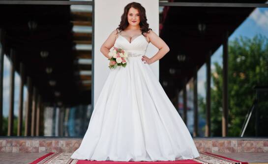 Jak wybrać idealną suknię plus size na poprawiny?
