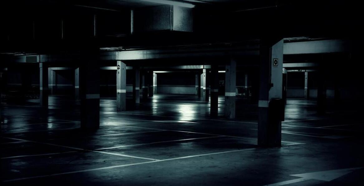 Strzeżony czy nie? Jaki parking przy lotnisku wybrać i dlaczego?