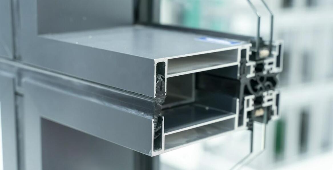 Dlaczego systemy aluminiowo szklane są tak popularne podczas budowy nowych biurowców?