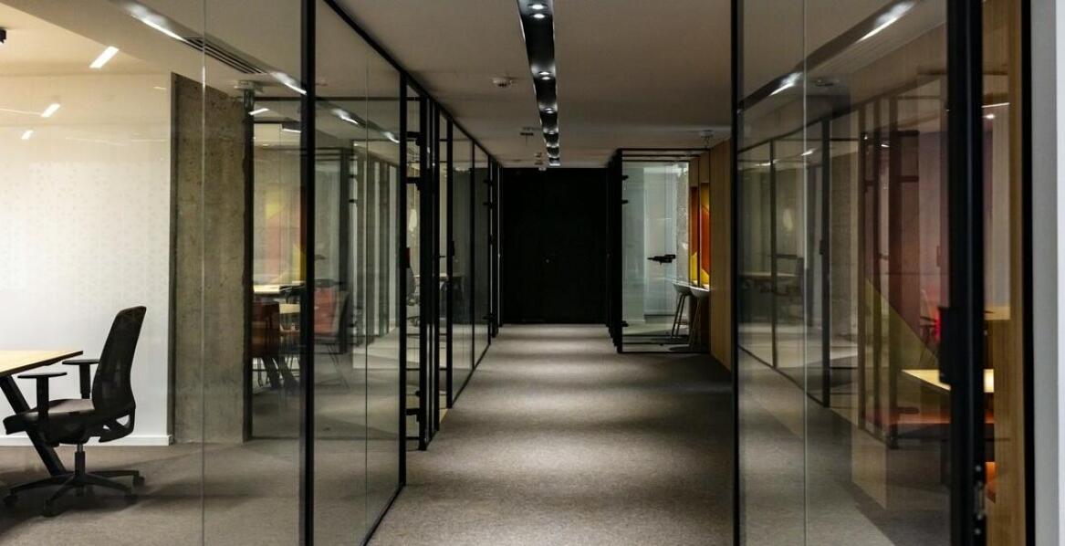 Łazienka w sypialni - jak ją wydzielić na małej przestrzeni?