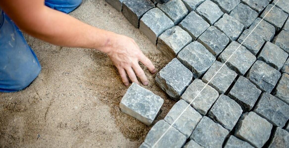 W jakich miejscach dobrze sprawdzi się kostka granitowa?