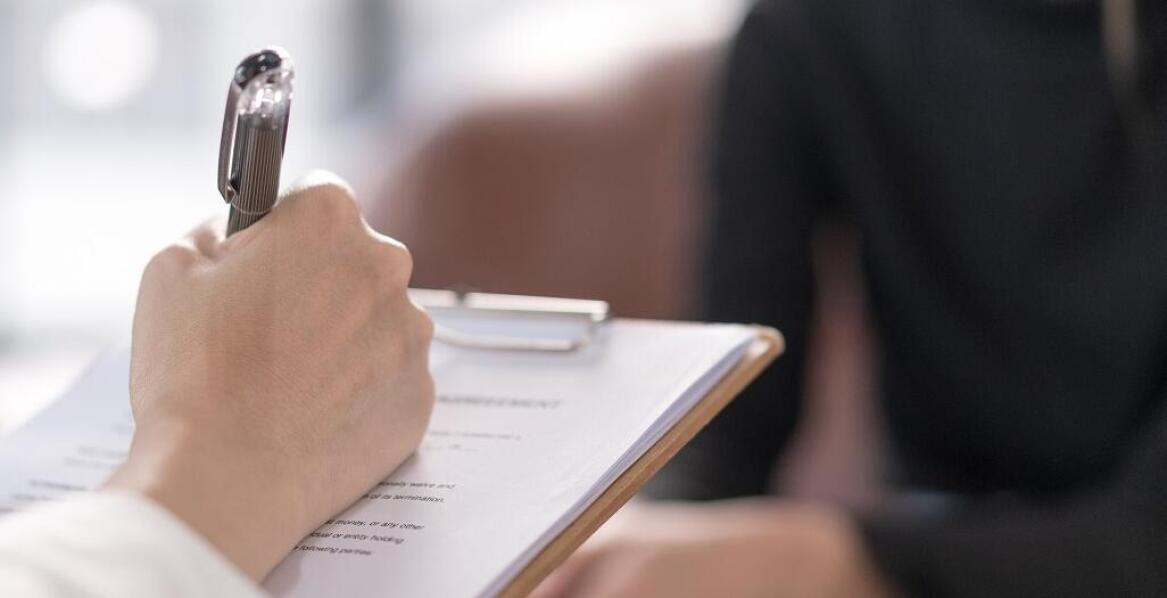 Z jakimi problemami do psychiatry, a kiedy wybrać się do psychologa?