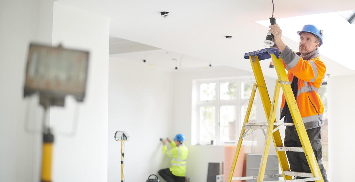 Czy istnieją różnice między wynajmem krótko- i długoterminowym masztów oświetleniowych?