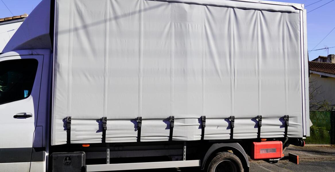 Czym powinna wyróżniać się plandeka do auta dostawczego?