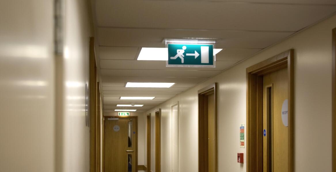 W jakich miejscach montuje się oprawy awaryjne?