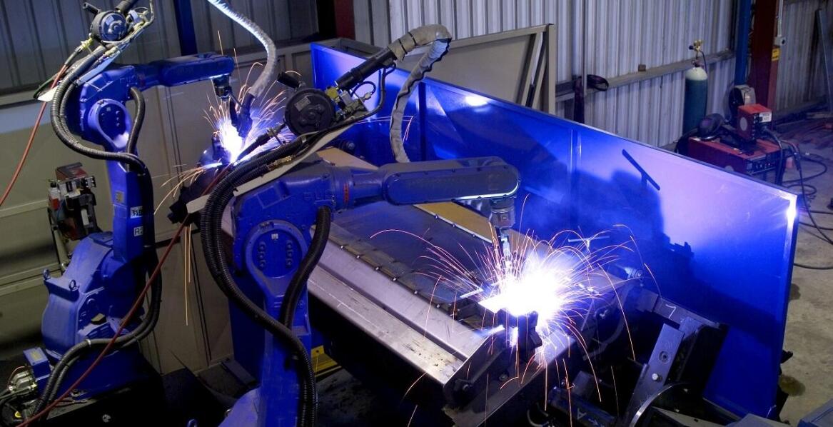 Jak bezpiecznie korzystać z robotów spawalniczych?