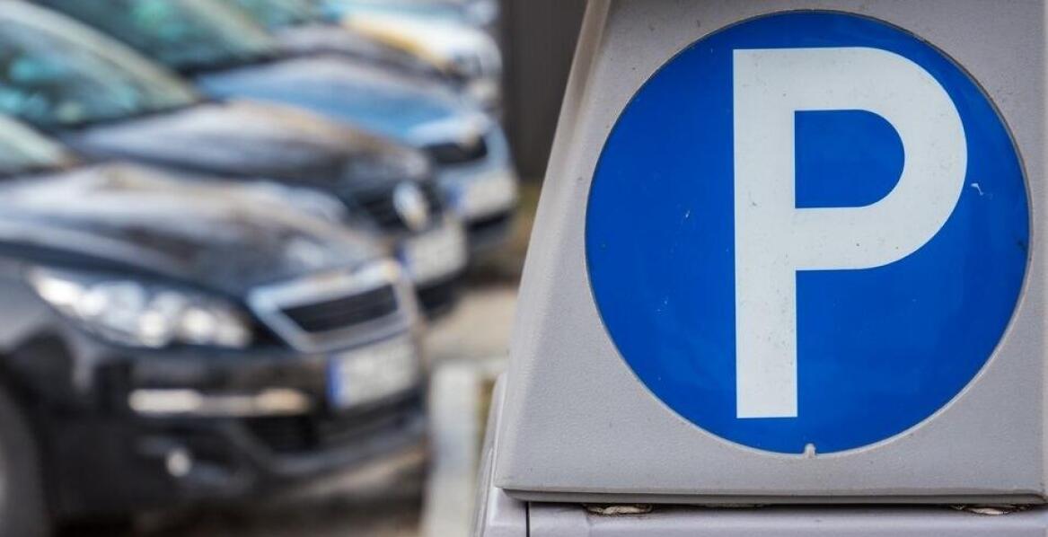 Czy transfery z parkingów przy lotnisku są w cenie rezerwacji miejsca parkingowego?