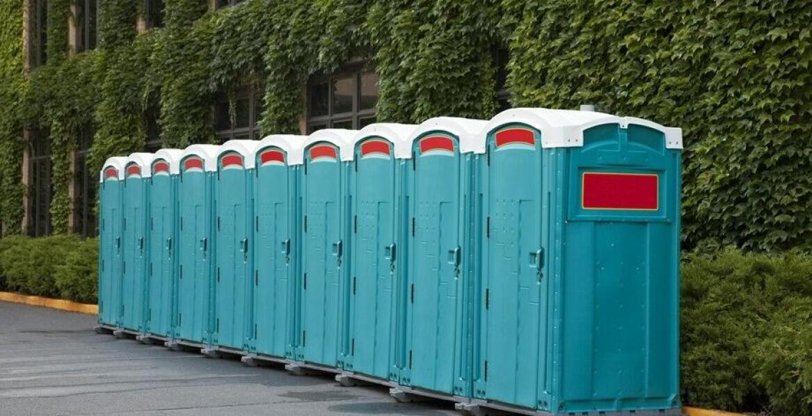 Jak dobrać ilość przenośnych toalet do wielkości wydarzenia w plenerze?