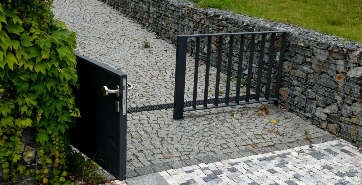 Co warto wiedzieć przed zakupem bramy uchylnej?