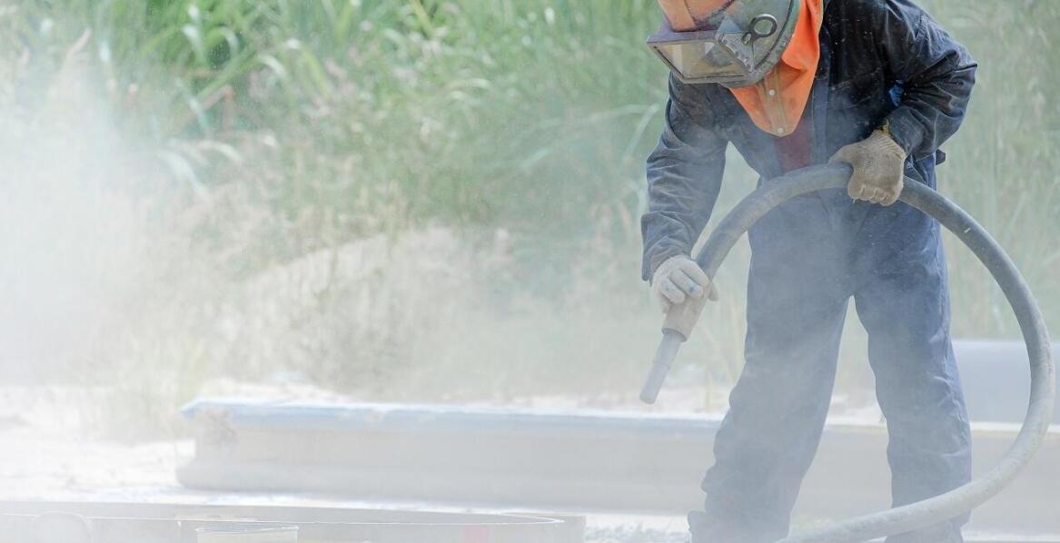 Na czym polega obróbka strumieniowo-ścierna?