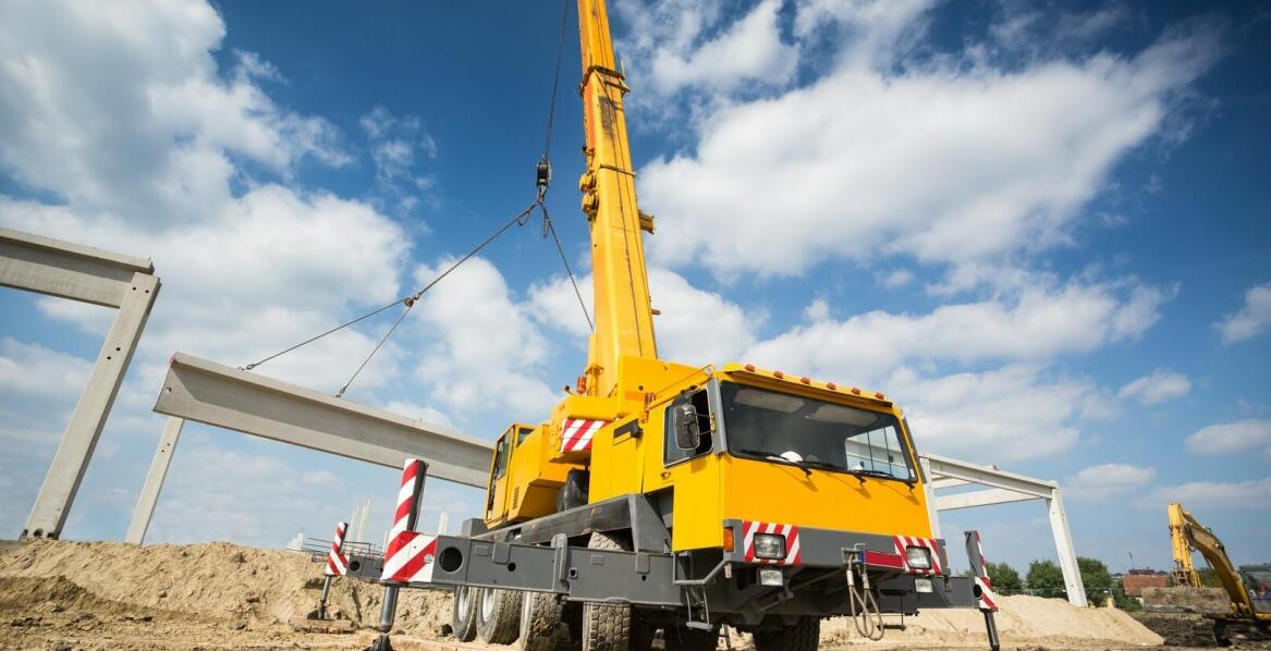 Kiedy i dlaczego wynajem dźwigu to najbardziej opłacalne rozwiązanie?