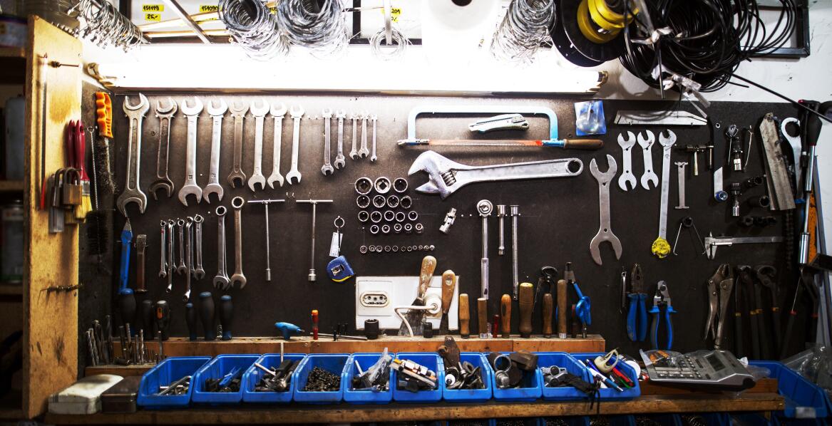 Jak uporządkować narzędzia i sprzęty, aby nie zagracać garażu?