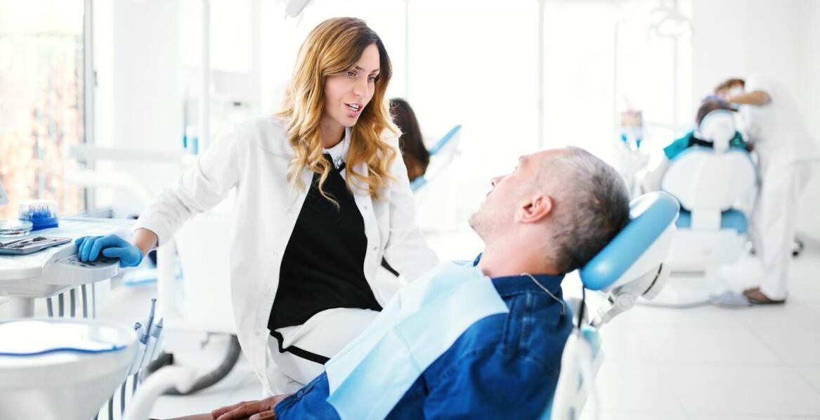 3 zabiegi stomatologiczne, które warto wykonywać profilaktycznie każdego roku