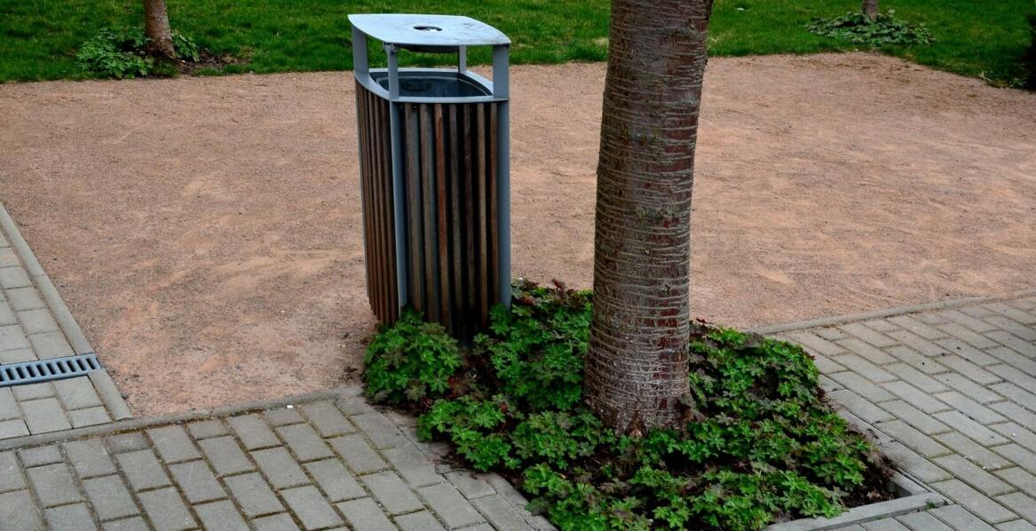 Czy warto zamontować kosze parkowe z daszkami przeciwdeszczowymi?