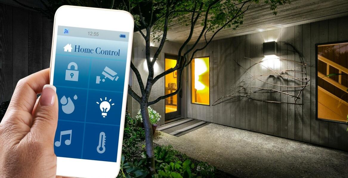Jak systemy inteligentnych domów wpływają na bezpieczeństwo domowników i mienia?