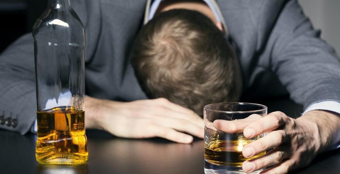 Jak przekonać osobę uzależnioną od alkoholu do podjęcia leczenia?