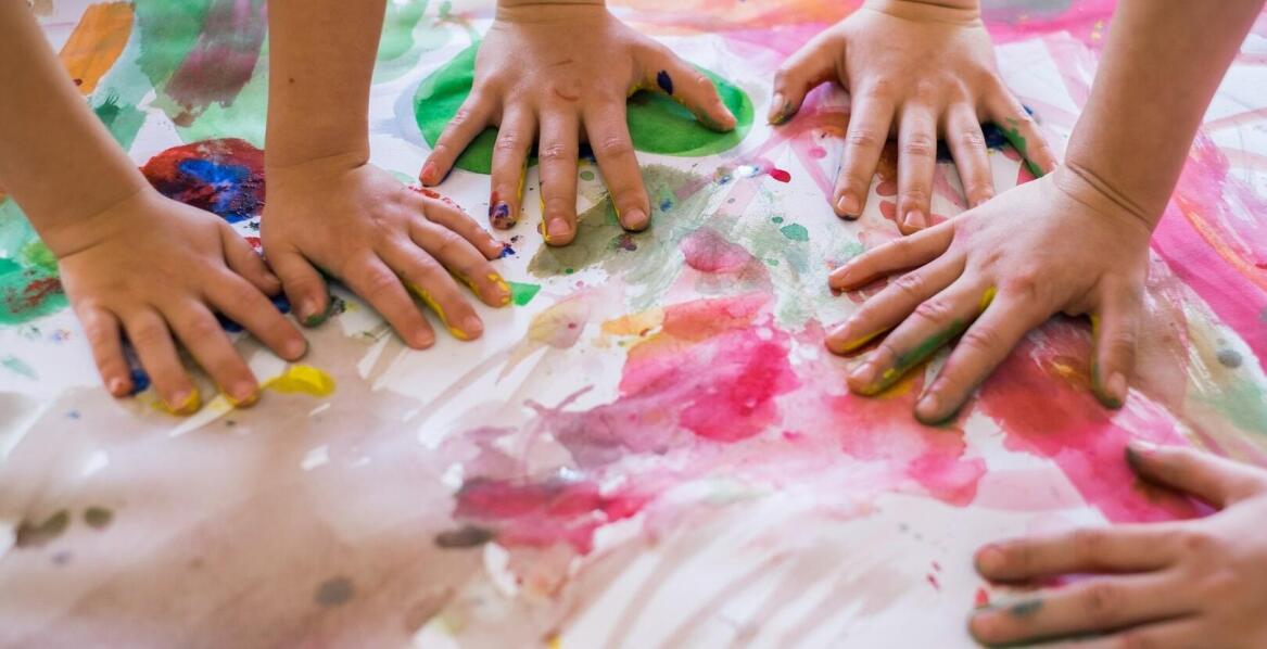 Dlaczego warto zapisać malucha na logosensorykę w żłobku?